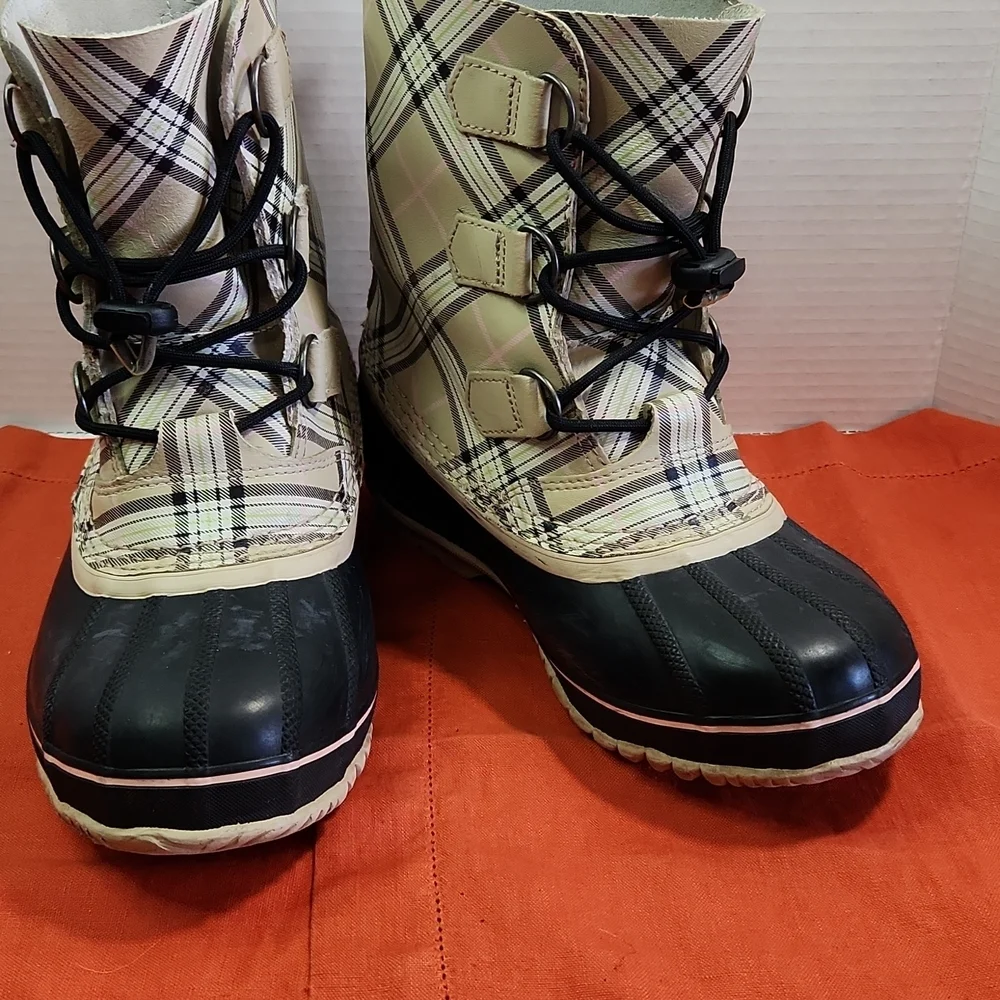 SOREL Waterproof Burberry Plaid Winter Boots with Bootliner (6) - Picture 4 of 12